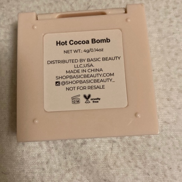 Women’s basic beauty Color Hot Cocoa Bomb net wt. 4g/0.14oz eyeshadow - Picture 3 of 3